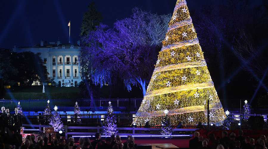 Foto capturada da cerimônia de iluminação nacional da árvore de Natal fora da Casa Branca