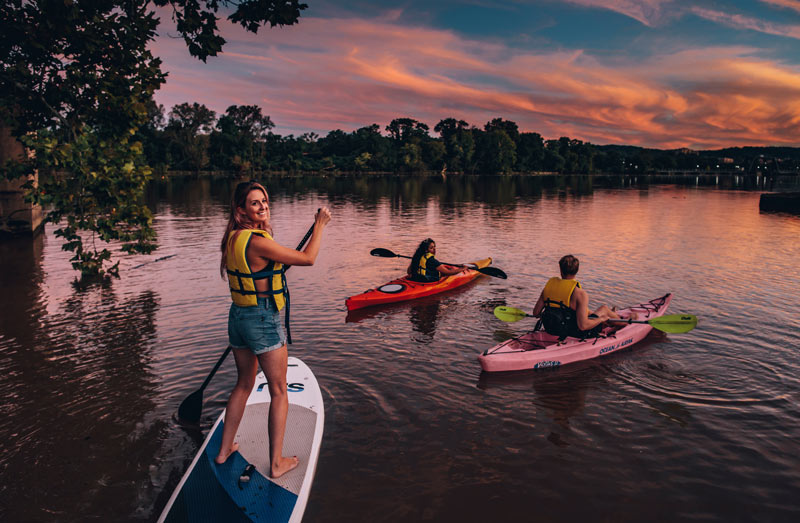 Friends boating on the Anacostia River at sunset - Discover the real Washington, DC