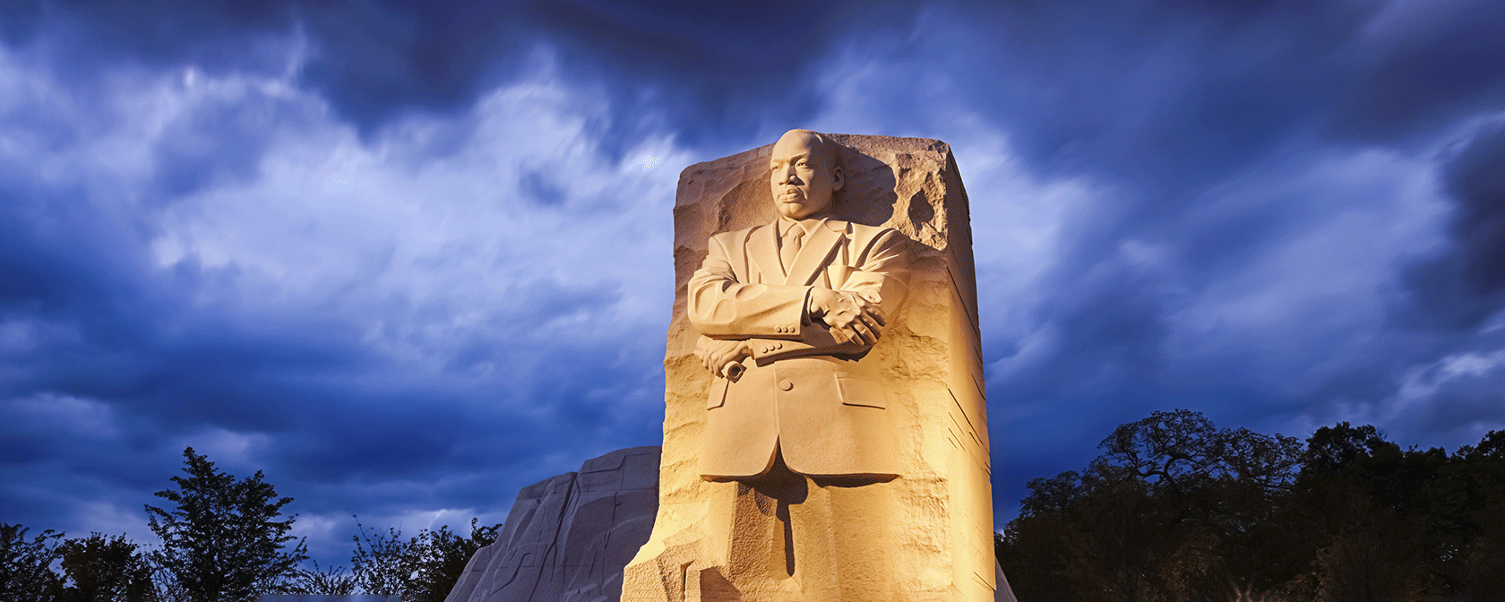 Monumento a Martin Luther King Jr. en la noche