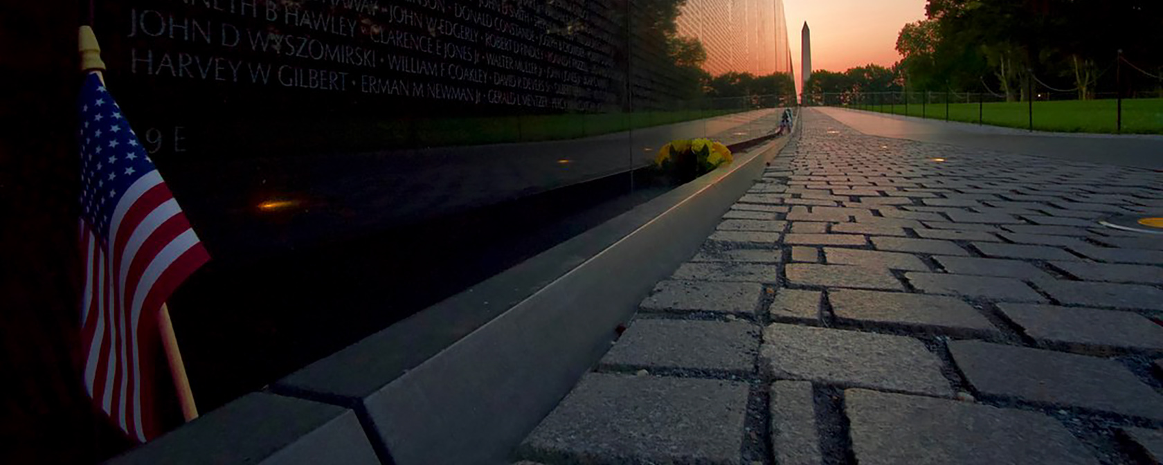 Monumento a los Veteranos de Vietnam al amanecer.