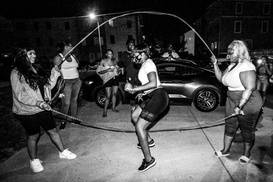 People double dutch jump rope
