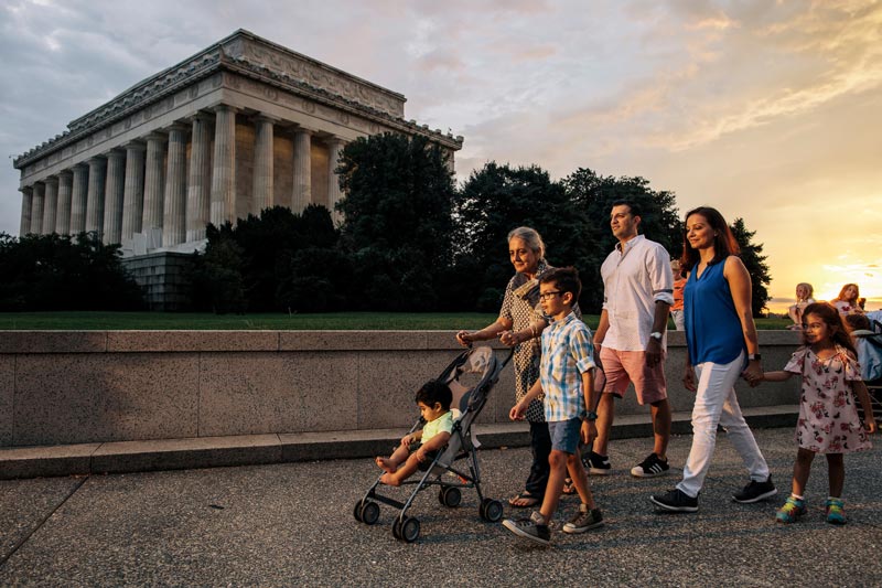ワシントンDCの夏の夜にリンカーン記念館の前のナショナルモールを歩いている家族